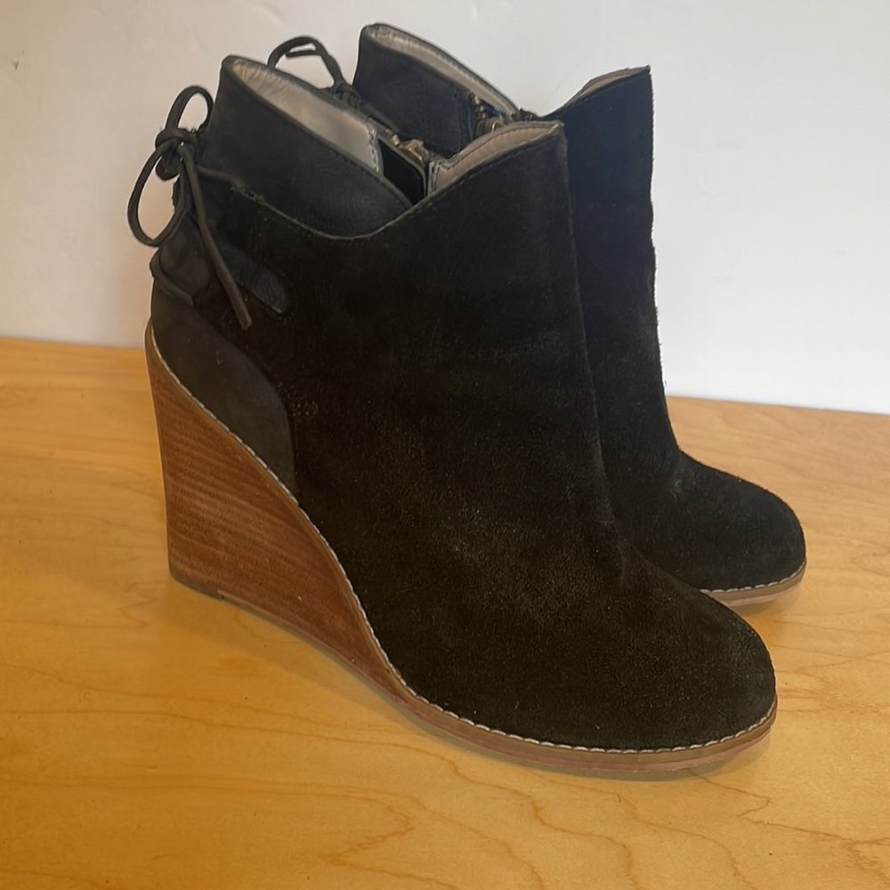 HINGE Tracer Suede Wedges size 6